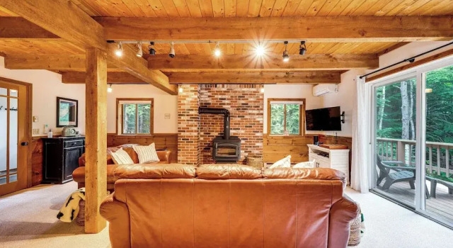 Bartlett Vacation Rental w/ Wraparound Deck!, Varaa Huoneisto Hotellit New England uima-altaalla, Uima-allas