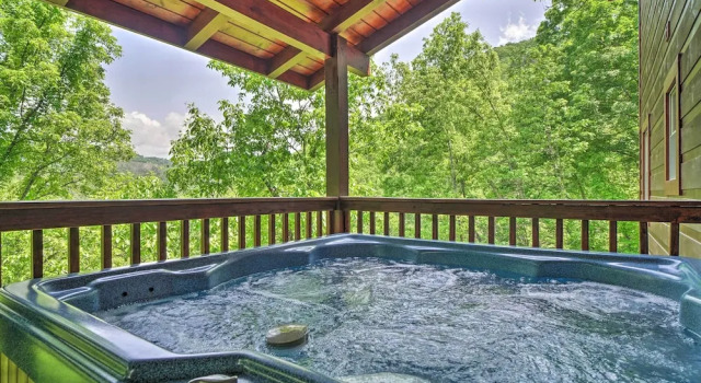Коттедж с 2 комнатами с балконом Saltwater Pool & Mtn-view Deck: Pigeon Forge Cabin