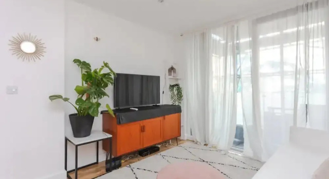 Fantastic 1 Bedroom Apartment in East London With Balcony, Varaa Huoneisto Asunnot kohteessa Merseyside, Huoneisto