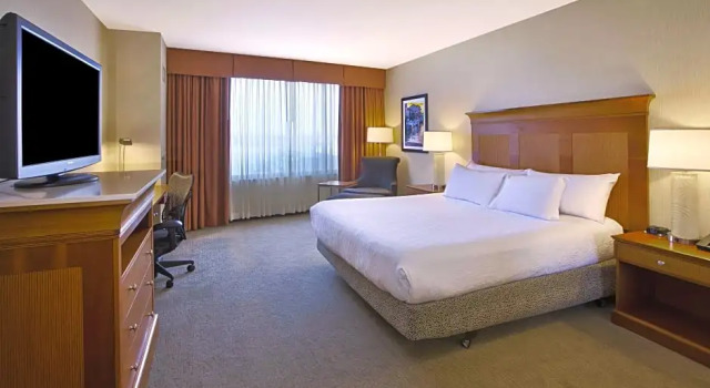 Двухместный номер с диваном-кроватью Deluxe с видом на воду Hilton Garden Inn Portland Downtown Waterfront