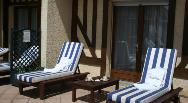 Семейный номер Deluxe Logis Hôtel Restaurant - Le Clos Deauville Saint Gatien