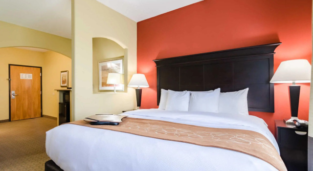 Люкс Comfort Suites Salina South