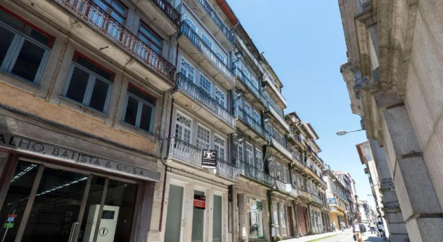 Lovelystay - Dirk Apartment Almada 3º T, Забронировать Апартаменты/квартира Cedofeita / Santo Ildefonso / Se / Miragaia / Sao Nicolau e Vitoria Порту, рядом с Lapa Metro Station