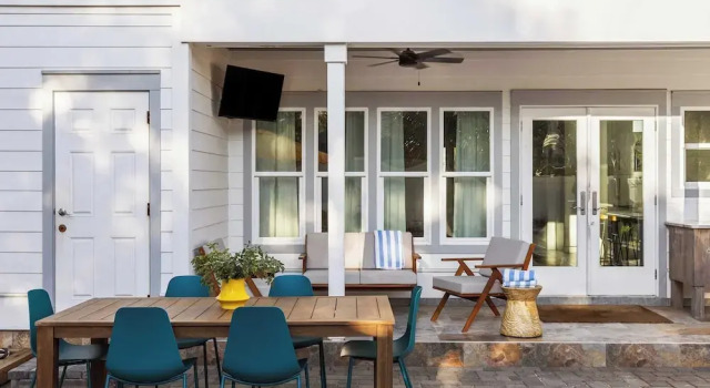 Villa Near Beach w/ Pool & Outdoor Dining Bohemian Beach Retreat by Avantstay, Rezerwuj Willa Hotele w Emerald Coast z parkingiem, Parking