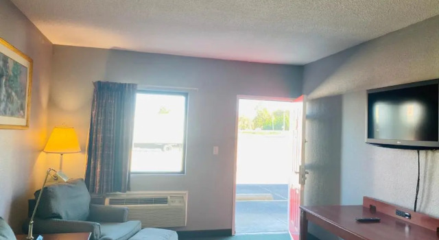 Люкс Travelers Place Inn & Suites