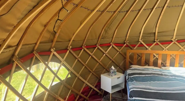 Spacious Yurt - Sleeps 2 -river and Mountain View