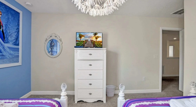 Коттедж Luxurious, Grand Home, Themed Bedrooms and Large Pool Area #8cg099