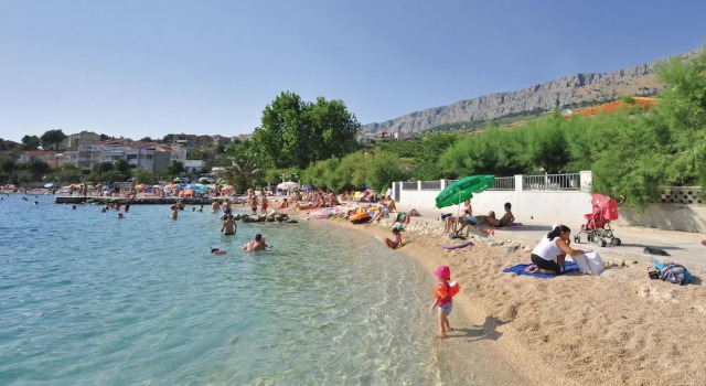 Stunning Apartment in Dugi Rat With 1 Bedrooms and Wifi, Rezerwuj Apartament Hotele w Split-Dalmatia County z parkingiem, Parking