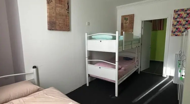 Кровать в общем номере (женский номер) с видом на город Hostel A07