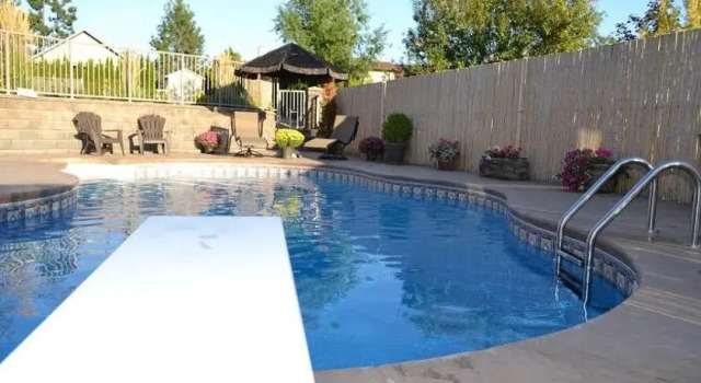 Poolside Retreat, Buchen Sie Ferienwohnung  