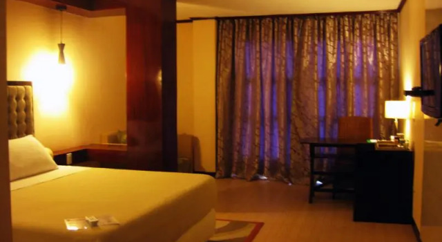 Кровать в общем номере Cebu Dulcinea Hotel