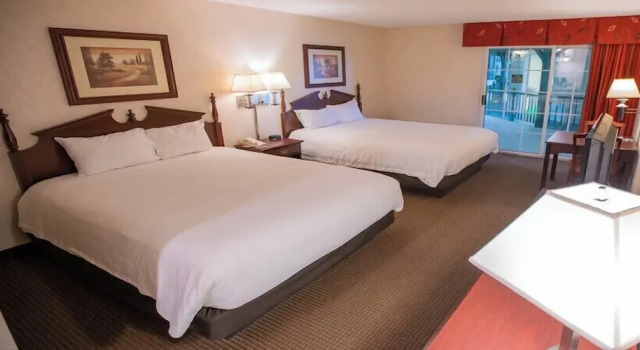 Четырёхместный номер Standard с видом на бассейн Grand Hinckley Inn