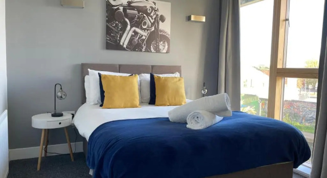 Coventry Luxury Townhouse City Centre Private Parking Sleeps 9 by EMPOWER HOMES rates incl VAT