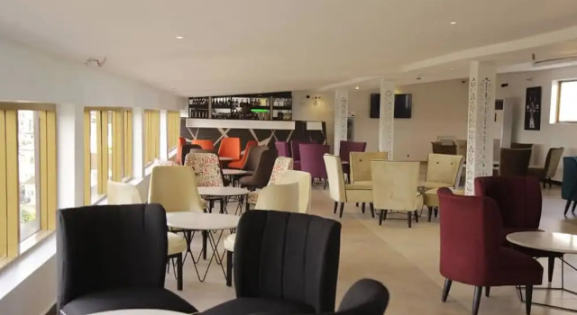 Oak Haven Hotel And Suites