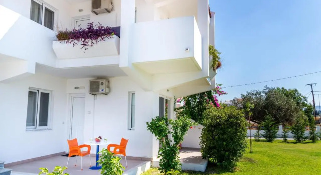 Апартаменты Цокольный этаж с видом на сад Villa Maroula