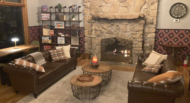 Country Mountain Inn, Забронировать Отель Отели Юрика-Спрингса с парковкой, рядом с Музыкальный театр Ozark Mountain Hoe-Down, Парковка