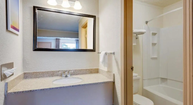 Номер Standard Days Inn by Wyndham Fairmont