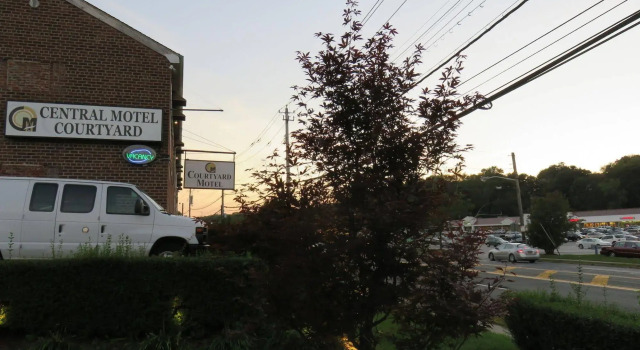 Central Motel Courtyard, Buchen Sie Motel White Plains 