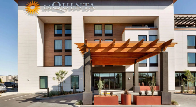 Четырёхместный люкс c 1 комнатой La Quinta Inn & Suites by Wyndham Santa Rosa Sonoma