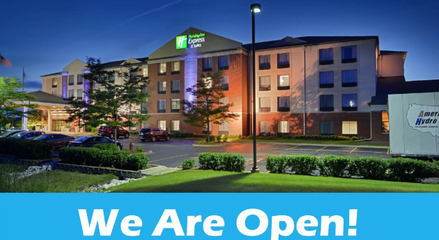 Кровать в общем номере Holiday Inn Express Hotel & Suites Milwaukee-New Berlin by IHG