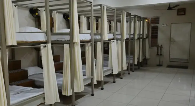 Кровать в общем номере Royal Stay Inn