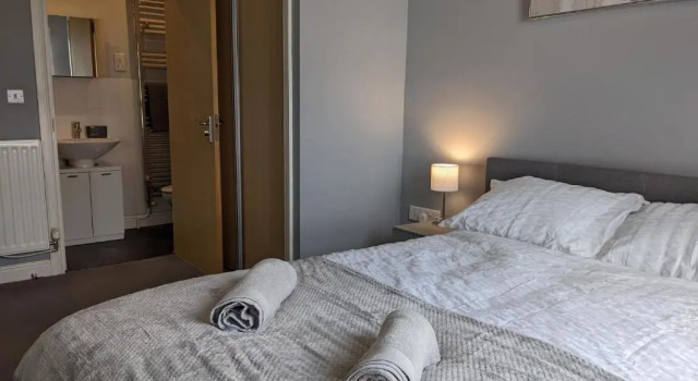 Entire 3 bed home Sleeps 6, WiFi, 2 Parking Spaces, 预订 酒店 米尔顿凯恩斯 白金汉郡