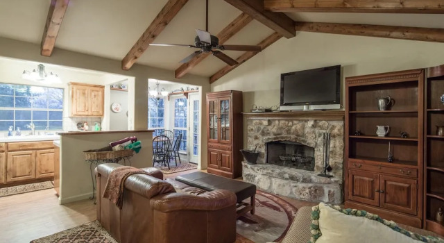 Little Rock 'N' Woodv 2 Bedrooms 2 Bathrooms Home, Забронировать Дом для отпуска Уимберли Texas Hill Country