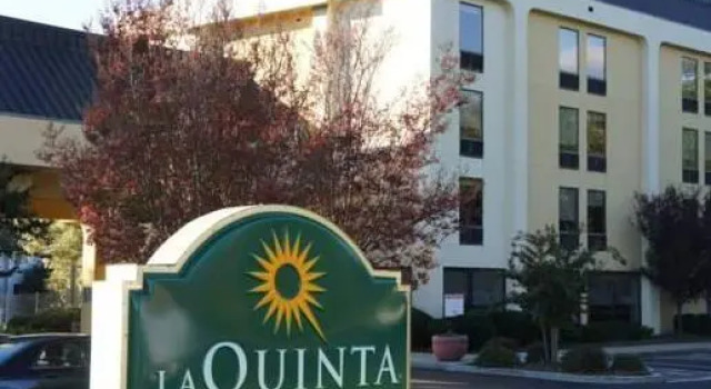Люкс с видом на город Spark by Hilton Charlotte Airport North