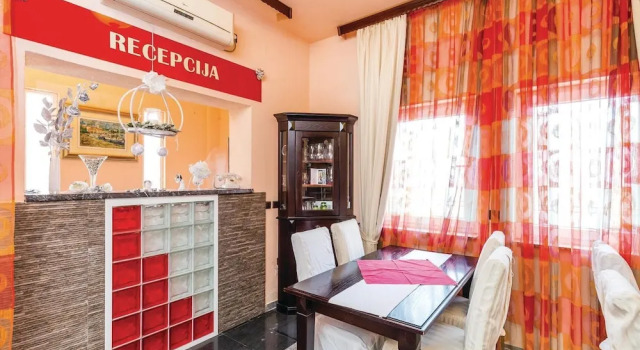 Beautiful Home in Metajna With Wifi and 14 Bedrooms, Đặt Khách sạn Khách sạn ở Metajna có hồ bơi, Hồ bơi