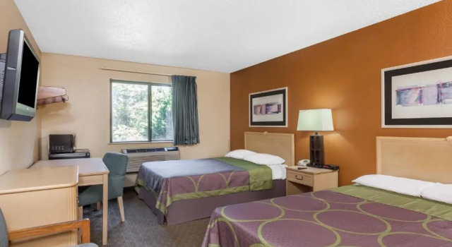 Четырёхместный номер Deluxe Super 8 by Wyndham Charlotte/Amusement Park Area