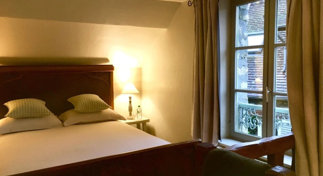 Evergreen, Book Hotel  