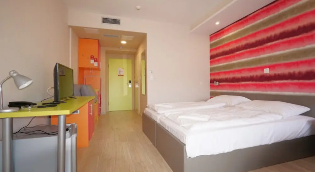 Номер Comfort Colors Holiday Hotel