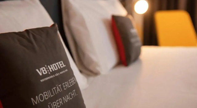Номер Superior V8 Hotel Koln at MOTORWORLD
