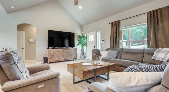 Canyon Lake Home w/ Private Pool, Hot Tub & Sauna!
