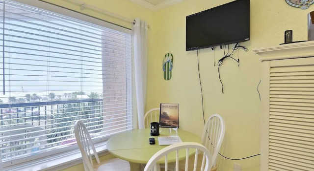 Hula Hut 1 Br condo by RedAwning