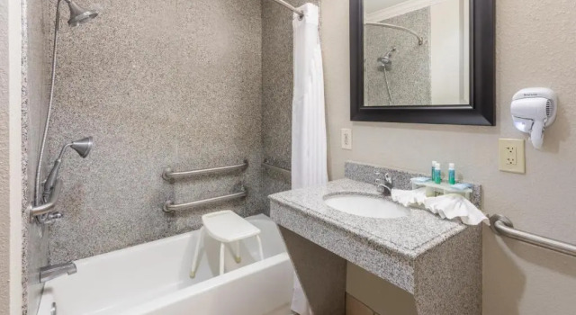 Четырёхместный номер Standard Holiday Inn Express Hotel and Suites Lake Charles by IHG