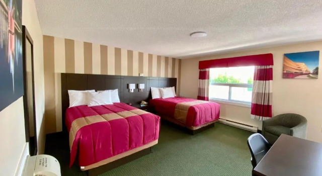 Четырёхместный номер Standard Colonial House Motor Inn