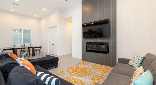 New With Pool + Hot Tub, Close To Downtown 4 Bedroom Home