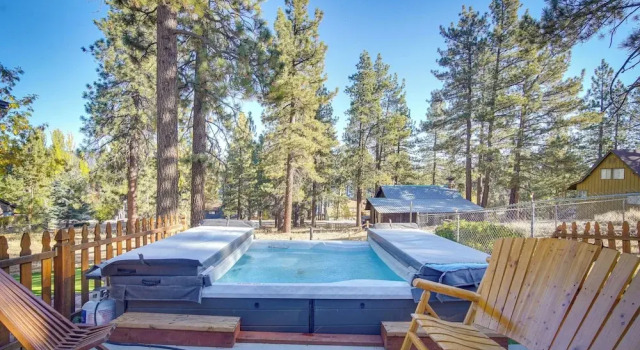 Коттедж с 4 комнатами с балконом 1 Mi to Lake: Home w/ Hot Tub & Gazebo in Big Bear