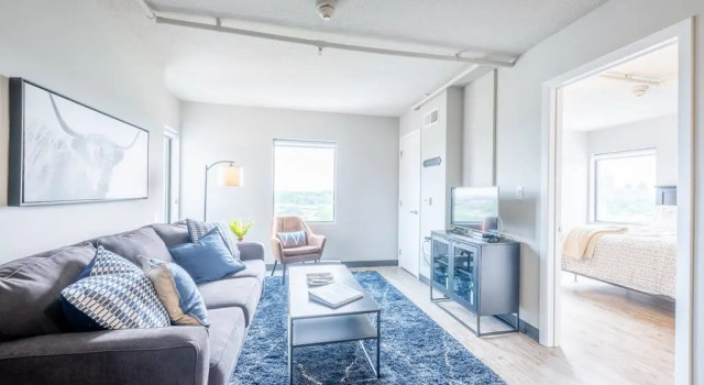 Top Floor!  Amazing Views, Free Parking, Fast Wifi & Gym!, Забронировать Отель Де-Мойн Айова, рядом с UnityPoint Health - Iowa Lutheran Hospital