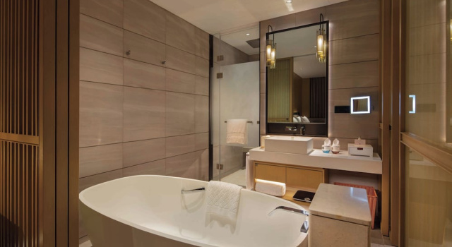 Двухместный номер Deluxe с балконом Doubletree Resort By Hilton Hainan - Xinglong Lakeside