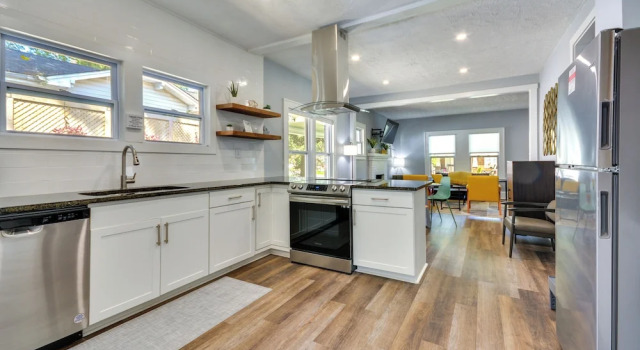 Коттедж High Point Vacation Rental w/ Private Deck & Yard!
