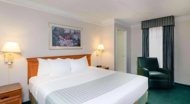 Двухместный люкс Deluxe La Quinta Inn by Wyndham Farmington