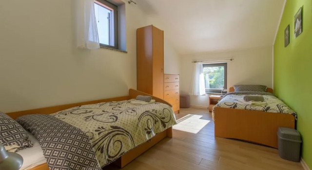 Beautiful Home in Divaca With Wifi and 3 Bedrooms, Book Hotel Hoteller i Divaca med parkering, Parkering