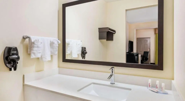 Двухместный номер Standard Days Inn & Suites by Wyndham Katy