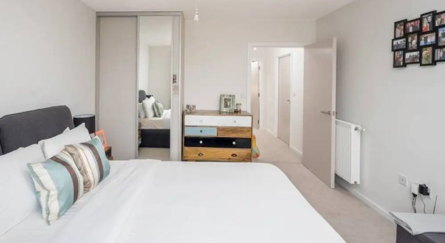 Modern 2bed apt Sleeps 6 W/balcony in Canning Town
