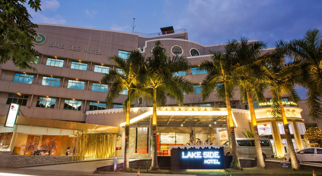 Кровать в общем номере Lake Side Hotel