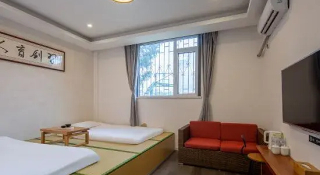 Кровать в общем номере с 5 комнатами Mayfair Plaza Motel and Apartments