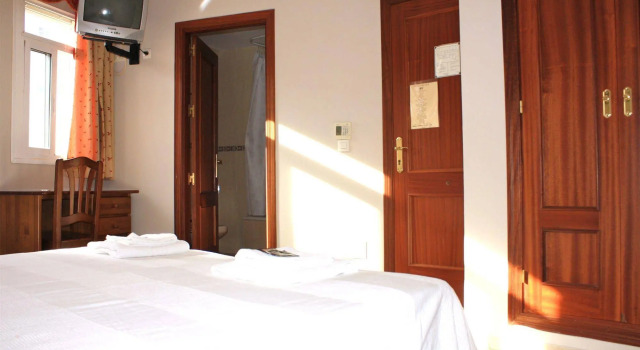 Hostal Carlos 2, Забронировать Отель Ла-Линеа-де-ла-Консепсьон Коста-де-ла-Лус