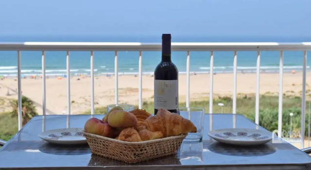 Beach-apartment with terrace and 180º sea view